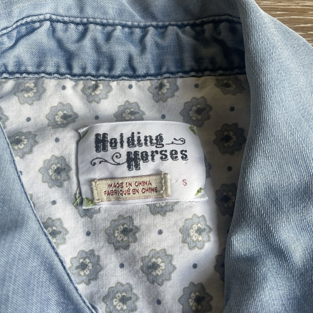 Holding Horses Womens Embroidered Chambray Shirt Small Roll Tab Button Down Blue - Picture 4 of 9
